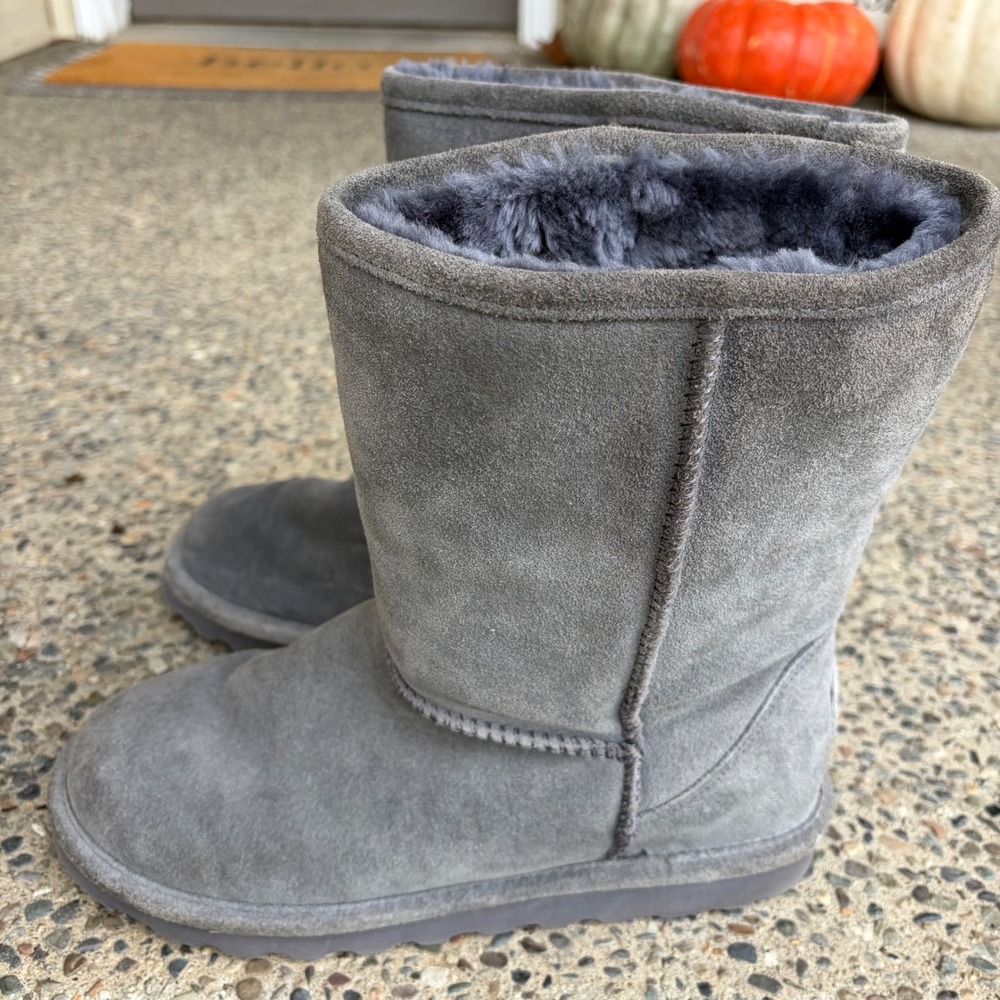 Bearpaw Elle Short Gray Suede‎ Sheepskin Fur Lined Winter Boots Womens 10